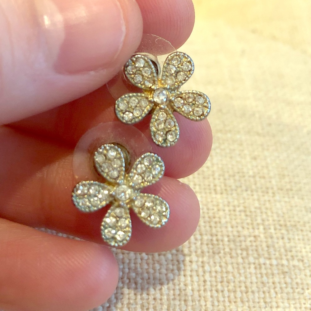 Flower studs with stones